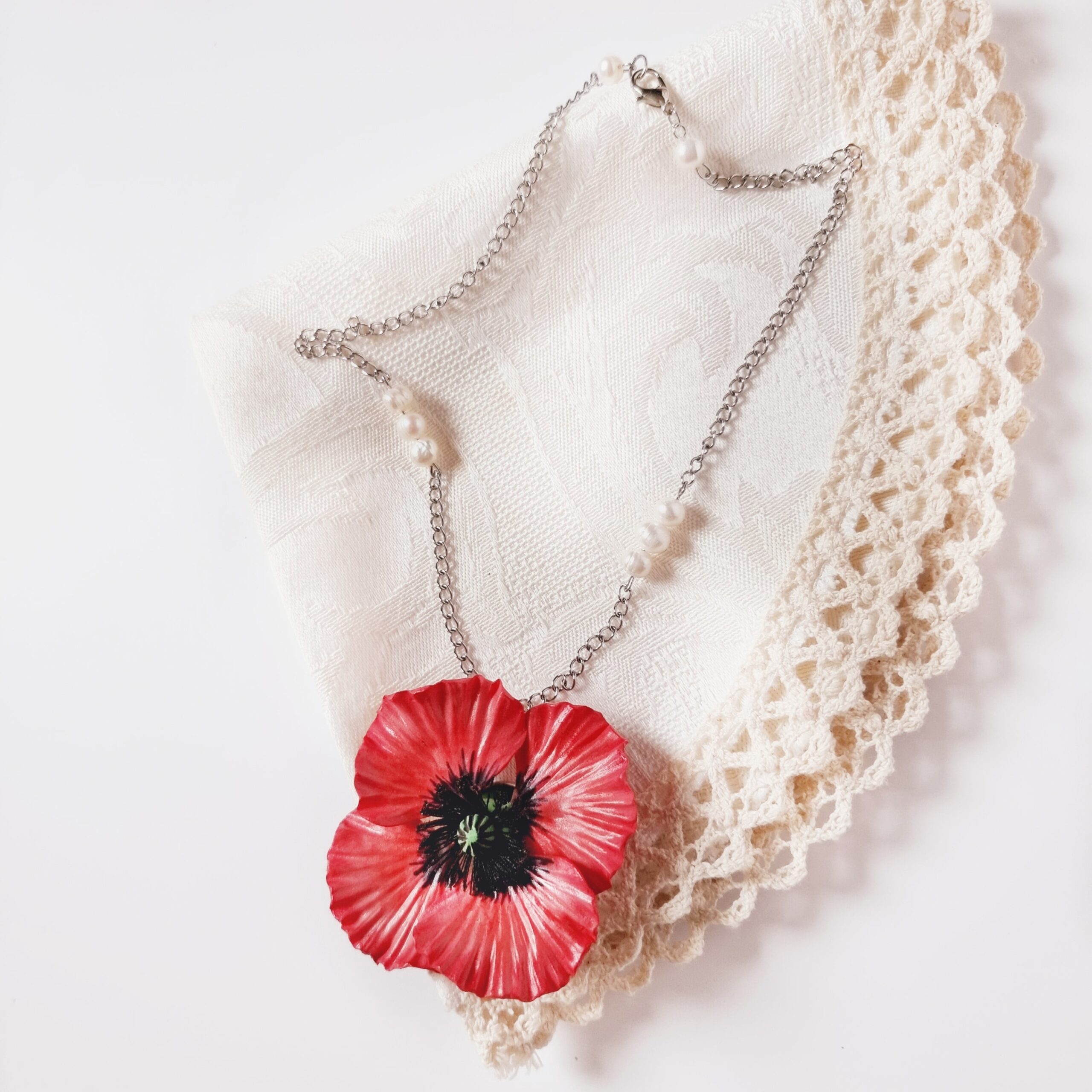 How to make a poppy necklace
